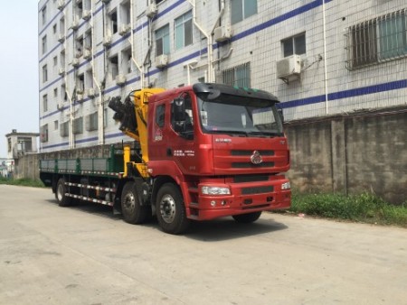 组图：广州番禺超人运输设备柳汽小三轴随车起重运输车图片
