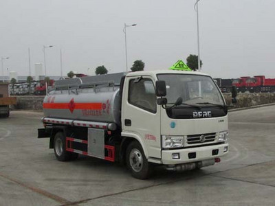 东风多利卡5吨小型加油车（4.43立方）图片