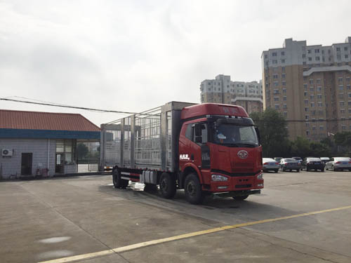 上海浦东一汽解放专用车PDZ5251CCQBE4型解放J6P小三轴畜禽运输车