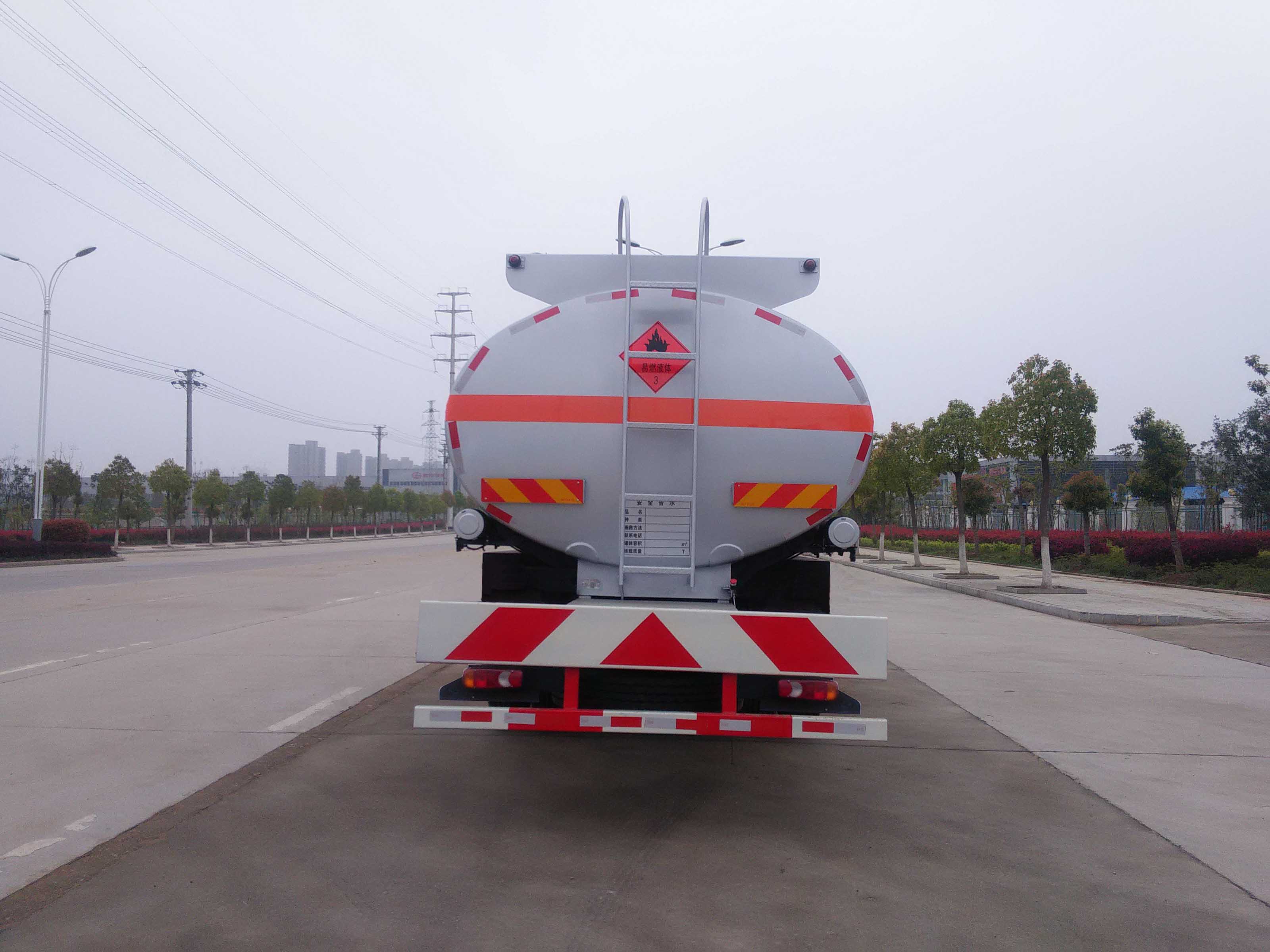东风D912运油车（15吨18.6立方）图片