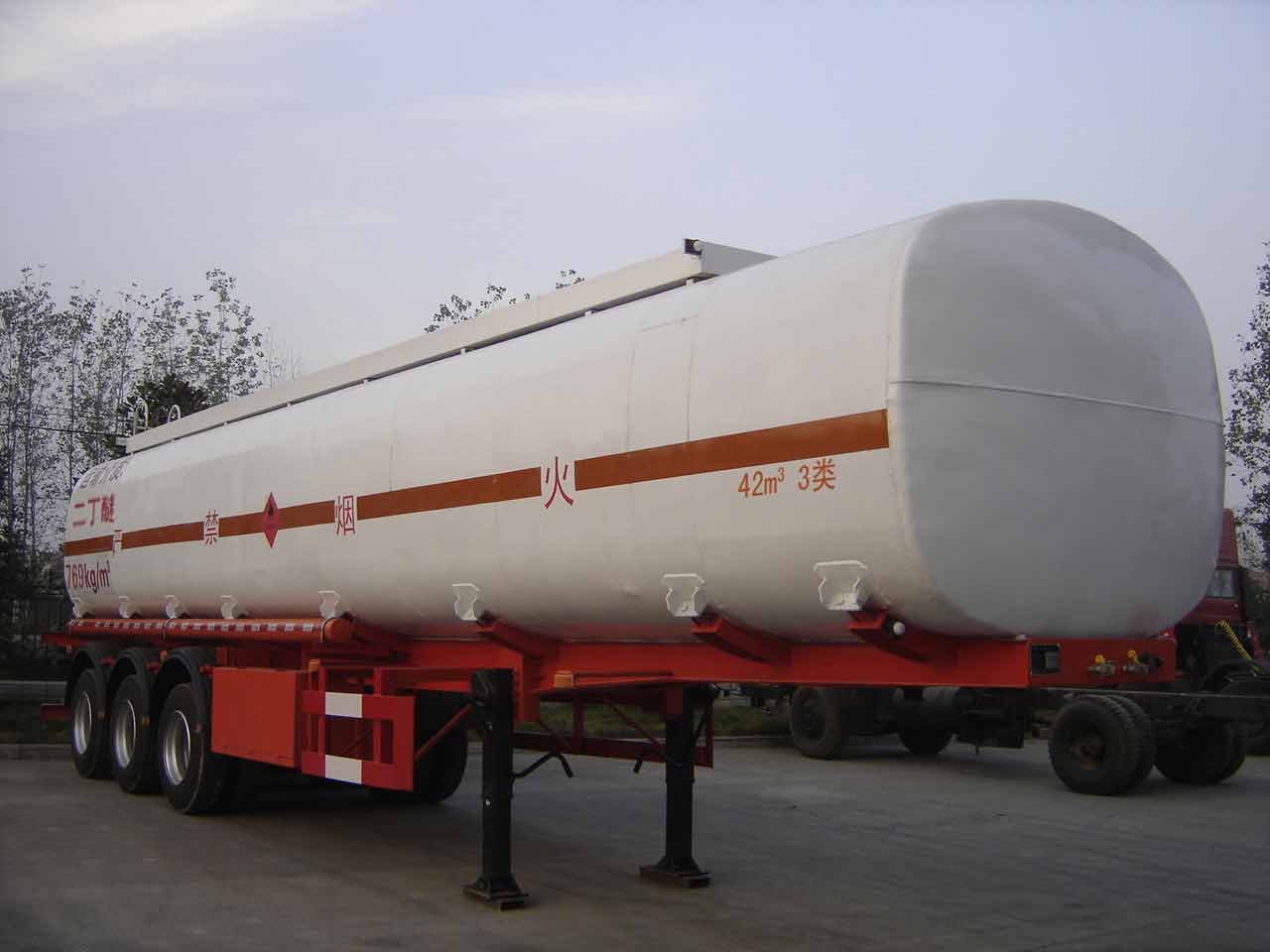 XYZ9403GRY型易燃液体罐式运输半挂车
