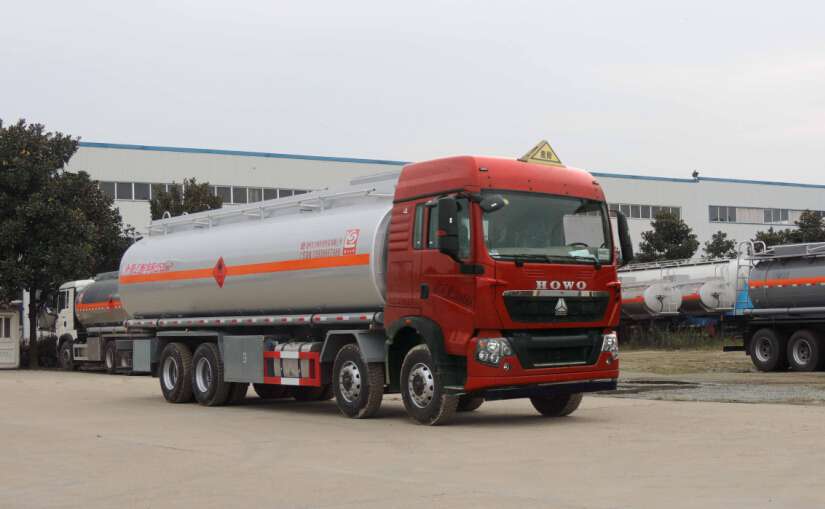 中国重汽HOWO前四后八铝合金易燃液体罐式运输车图片