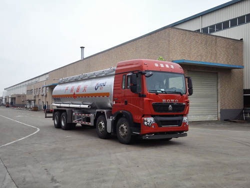 中国重汽HOWO前四后八易燃液体罐式运输车图片