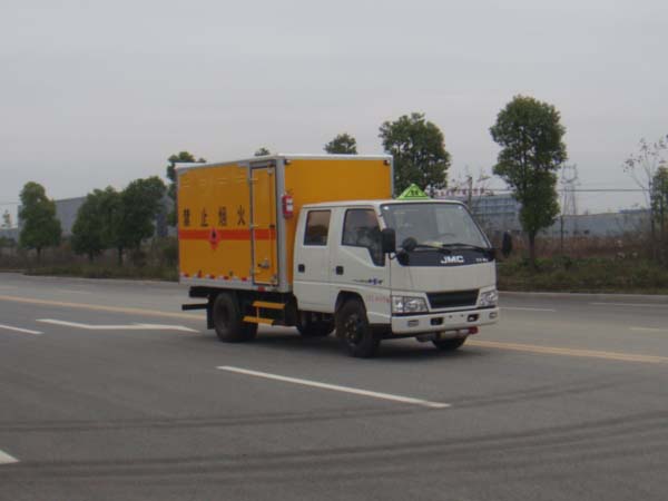组图：湖北江南专用特种汽车江铃双排3.3米易燃液体厢式运输车图片
