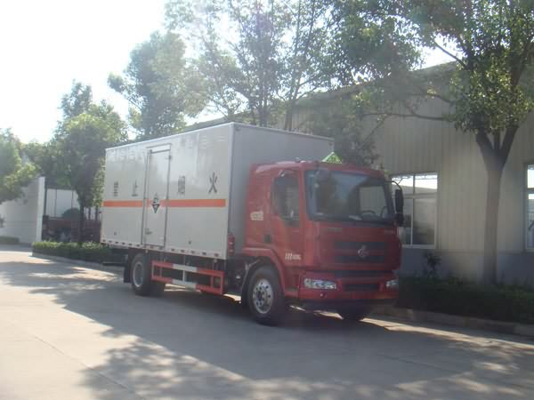 JDF5160XFWLZ5型柳汽乘龙7.65米腐蚀性物品厢式运输车