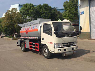 CLW5070GRY5型东风多利卡易燃液体罐式运输车