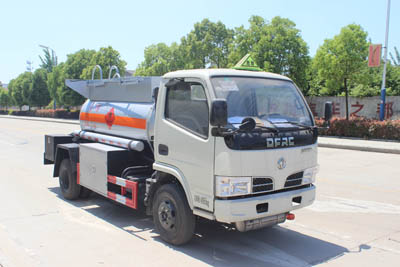 SCS5042GRYEQ型东风多利卡易燃液体罐式运输车