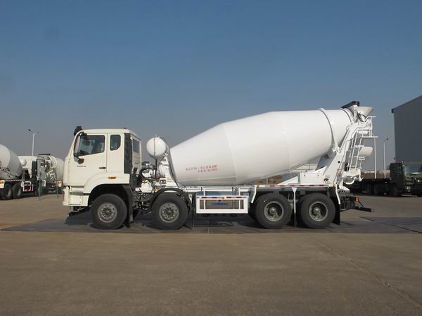 ZZ5315GJBN3066F1L型混凝土搅拌运输车图片