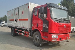 CLW5180XFWC5型解放J6腐蚀性物品厢式运输车