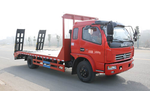 AAA5140TPBE5型载重13吨东风多利卡平板挖机托车