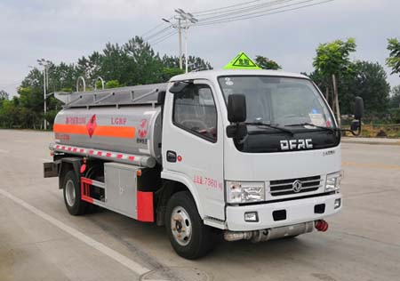 SZD5070GYY5C型东风多利卡5吨加油车(4.35方-5.15方)