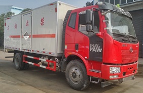 CLW5180XZWC5型6.2米解放J6杂项危险物品厢式运输车