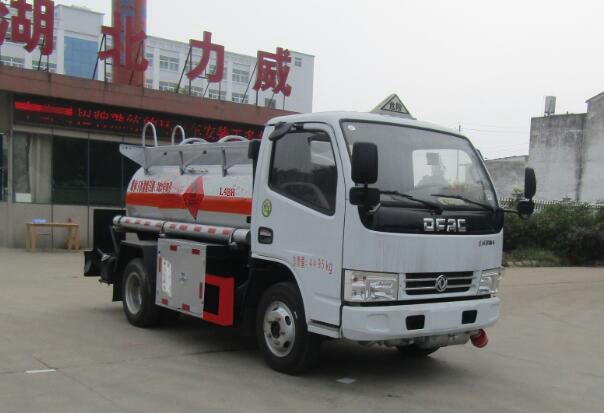 HLW5040GRY5EQ型东风小多利卡危化易燃液体罐式运输车