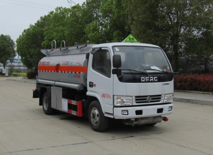 HLW5072GYY5EQ型东风多利卡5吨加油车(4.35方-5.15方)