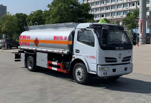 CLQ5112GYY5E型东风大多利卡8吨运油车