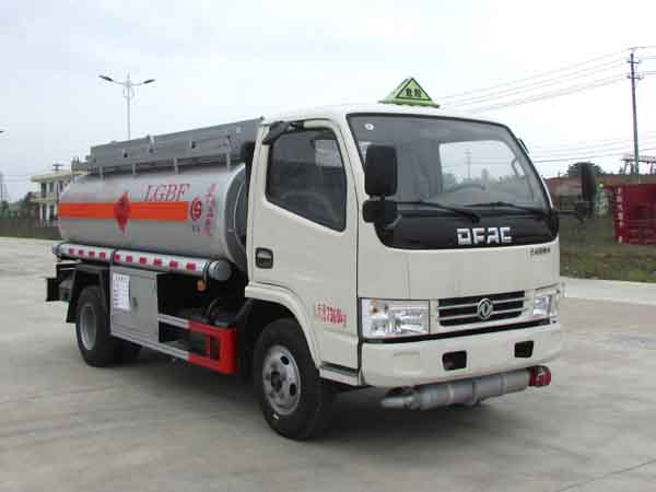 CSC5070GYY5A型东风多利卡5吨加油车(4.35方-5.15方)