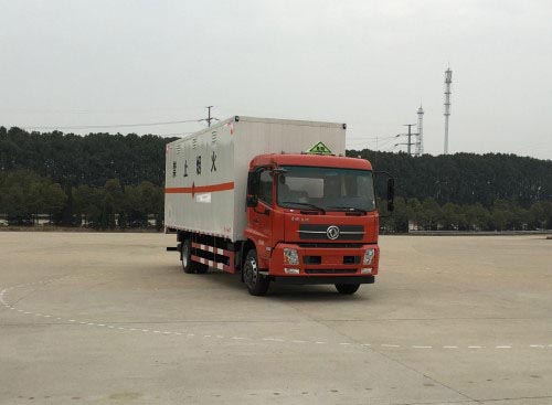 天锦7.65米易燃液体厢式运输车图片