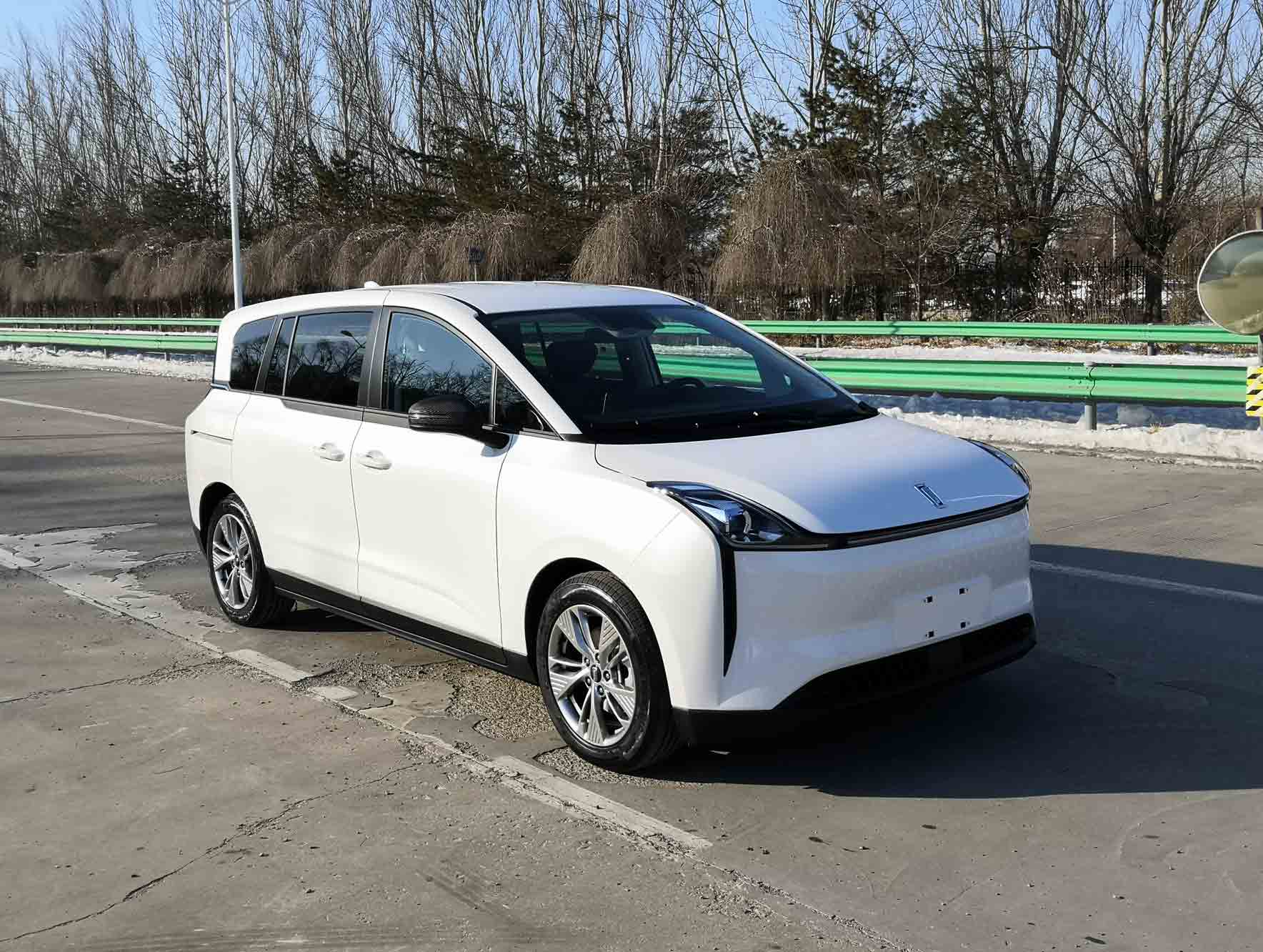 组图：中国一汽纯电动轿车图片