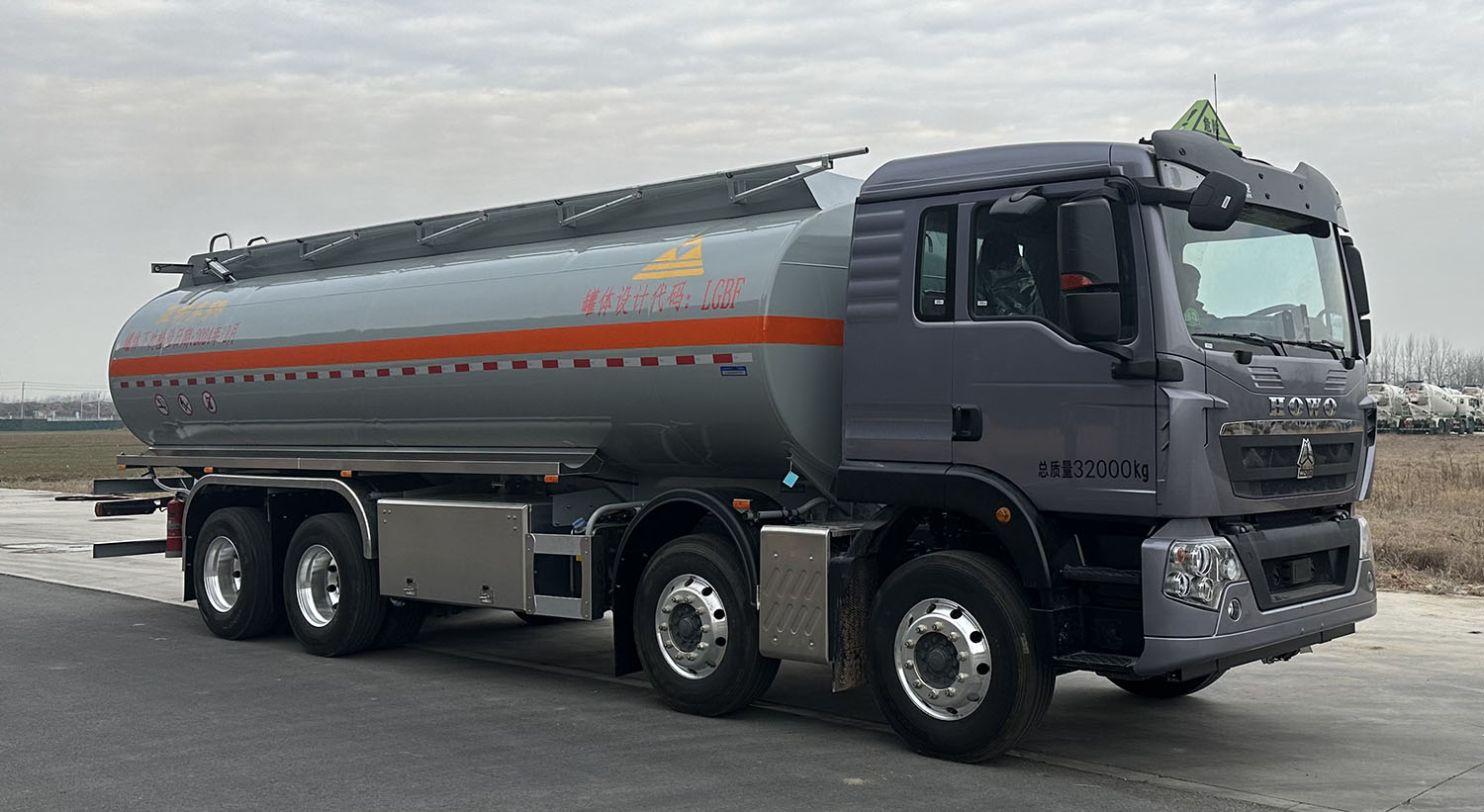 HNV5320GRY28型易燃液体罐式运输车图片